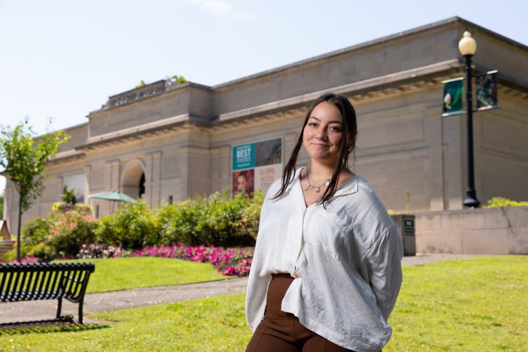 Adelphi student interning at a museum in the Jaggar Community Fellows program.