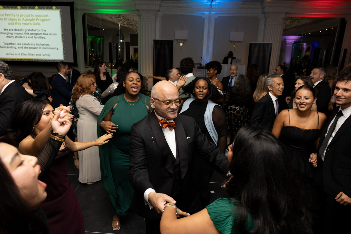 A large crowd dancing, with donor Bharat Bhisé, MBA ’78, in the center of the action