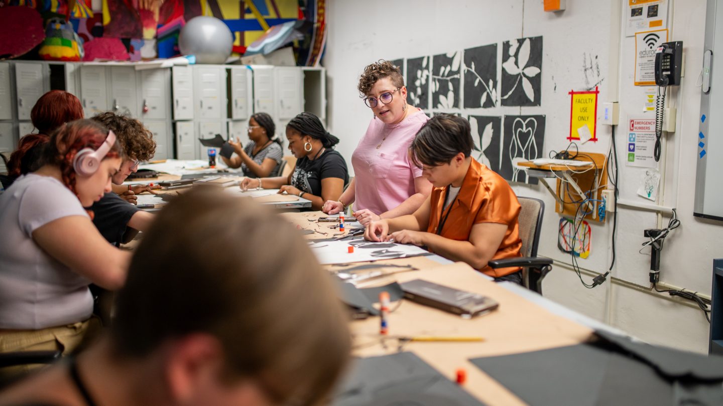 Robyn Cooper teaches a pre-college art class in Adelphi’s studio, guiding students as they draw and experiment with different media.