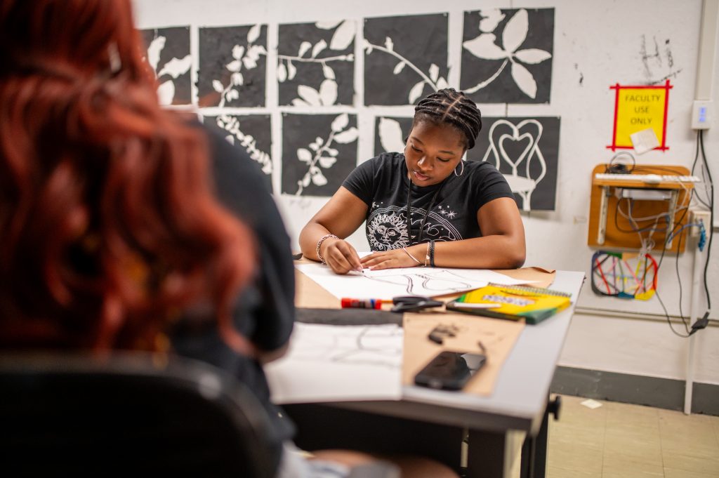 A pre-college art class in Adelphi’s studio, allowing students to draw and experiment with different media.
