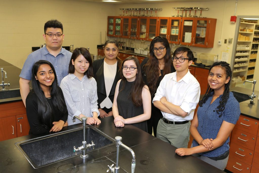 Adelphi McDonell Fellows students in the McDonell Chemistry Laboratory