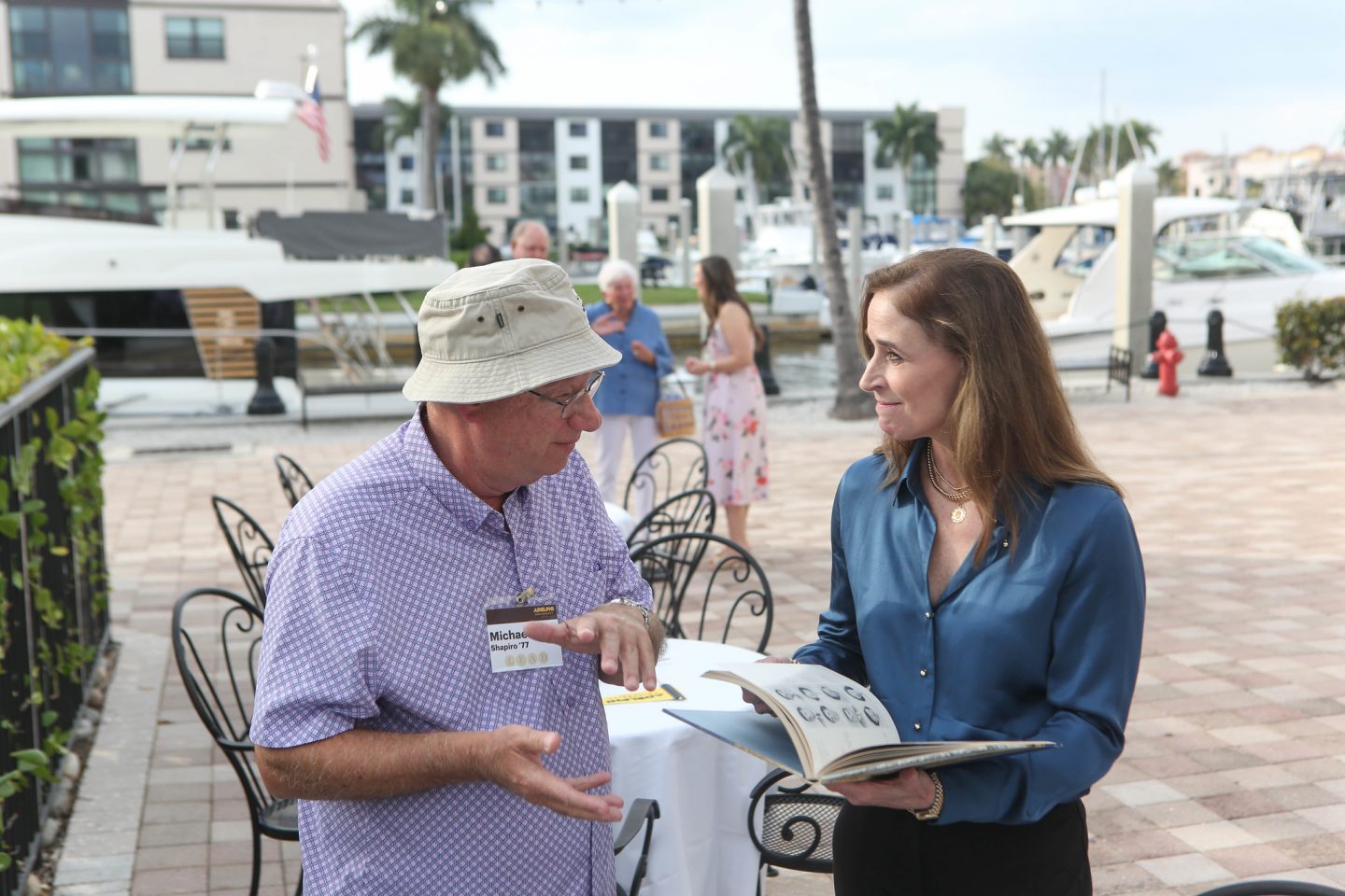 Michael Shapiro ‘77 shares some Adelphi memories with President Riordan.