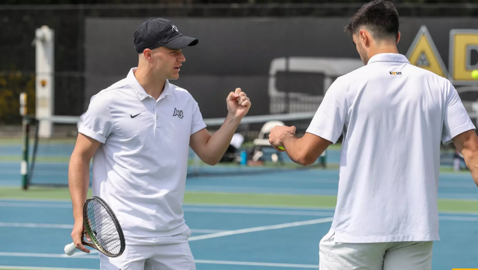 Men&#039;s tennis players on the court